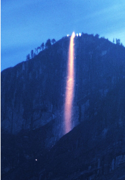 Nächtliche Aufnahme einer Bergwand. Ein heller Lichtstahl scheint vom Berg ins Tal herunter. Cyrill Lachauer, Sammlung Goetz, München
