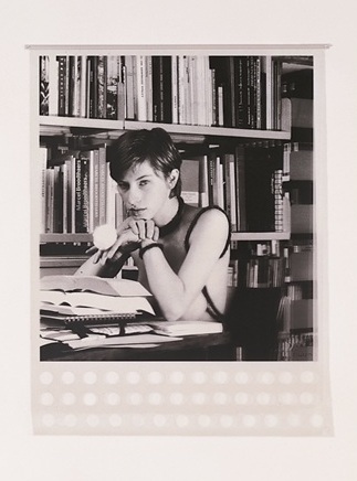 Siebdruck eines Fotos einer jungen Frau in in einer Bibliothek in Graustufen auf transparenter Folie mit runden Ausstanzungen am unteren Bildrand.