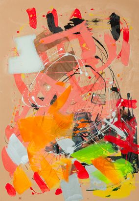 Abstrakte Malerei auf hellbraunem Hintergrund mit kräftigen Pinselstrichen in rosa, orange, neongelb, schwarz, weiß und rot. 