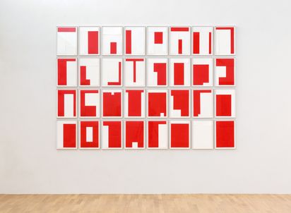 Dicht aneinander gehängte Serie an minimalistisch-geometrischen Collagen in rot und weiß.