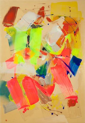 Abstrakte Malerei auf hellbraunem Hintergrund mit kräftigen Pinselstrichen in neongelb, ro, weiß und blau.