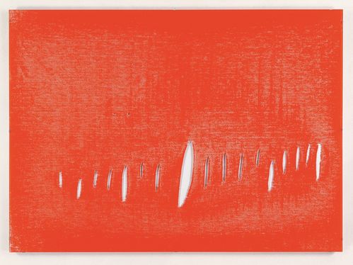 Ein roter Siebdruck auf weißem Grund. Die erkennbare Webstruktur ist an mehreren Stellen aufgeschlitzt.