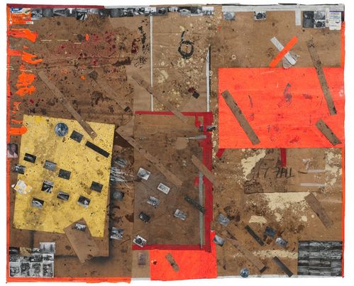 Eine abstrakte Collage auf braunem Karton mit orangefarbenen und gelben Flächen. Darauf sind schwarz-weiße Fotografien und Papierstreifen verteilt. Farbspritzer ziehen sich über die gesamte Oberfläche.