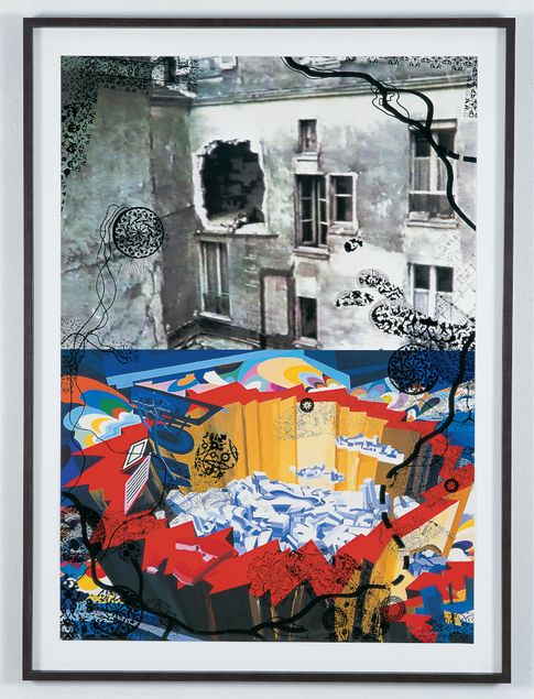 Collagenähnlicher Druck einer zweigeteilten Szenerie: Auf der oberen Bildhälfte ein verpixeltes Schwarzweißfoto einer Hausfront mit einem großen Loch in der Fassade, auf der unteren Hälfte eine farbenfrohe Illustration eines kraterähnlichen Lochs, in dem sich eine stilisierte urbane Szene abzuspielen scheint. In einer übergeordneten Schicht ranken sich schwarze zweig- und blütenähnliche schwarze Ornamente am Rand über die Bildfläche.