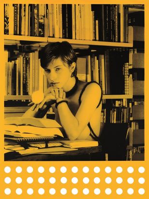 Siebdruck eines Fotos einer jungen Frau in in einer Bibliothek in Graustufen auf gelber, transparenter Folie mit runden Ausstanzungen am unteren Bildrand.