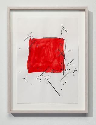 Abstrakt-minimalistische Malerei und Zeichnung. Unregelmäßige rote Formen auf weißem Papier sind mit scharfen schwarzen Zeichen-Strichen überschieben.