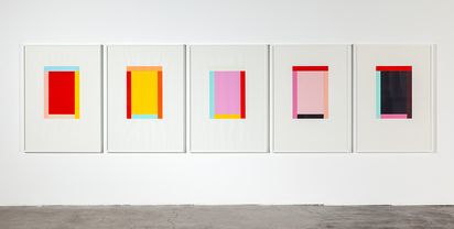 5 minimalistisch-abstrakte Bilder hängen nebeneinander. Variationen eines monochromen Rechteckes, flankiert von einem Rand in einer weiteren Farbe auf jeder Seite. 