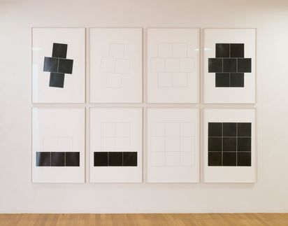 Dicht aneinander gehängte Serie an minimalistisch-geometrischen Collagen in schwarz und weiß.