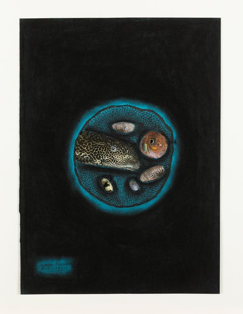 © YAYOI KUSAMA, photo: Thomas Dashuber Some fish and shellfish or other sea creatures are caught in a blue bubble, as if in a net, against a dark background.