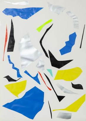 Bunte Papierzuschnitte auf weißem Hintergrund. Dominante Farben sind blau, gelb, schwarz und silber.