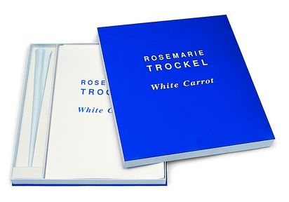 Aufgeklapptes Portfolio mit blauem Deckel, auf dem der Name der Künstlerin Rosemarie Trockel und der Titel der Mappe „White Carrot“ stehen.