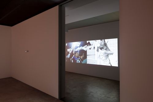 Ausstellungsansicht mit 2-Kanal-Projektion auf eine Wand