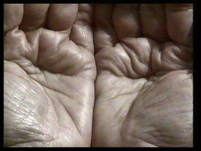 Zwei Handflächen von innen in schwarz-weiß