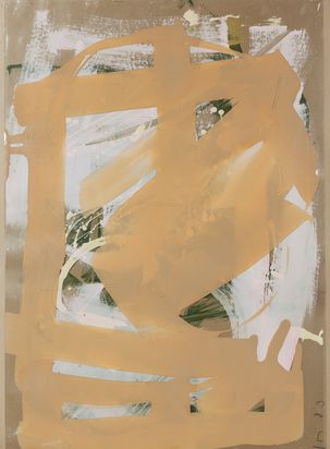 Abstrakte Malerei auf hellbraunem Hintergrund mit starken Pinselstrichen in weiß und beige.