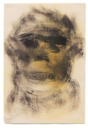 Ein mit groben Pinselstrichen in schwarzer Farbe skizzierter Kopf ähnlich dem eines Affen.