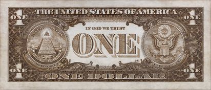[Translate to Leichte Sprache:] Auf einem überdimensionierten Format wird die amerikanische 1-Dollar-Note detailgetreu nachgebildet. Dabei handelt es sich nicht um Papier, sondern um eine mit einem Brennstift gravierte Holzplatte.