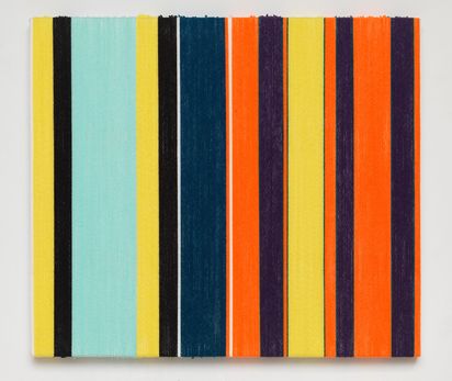 Ein querformatiges Rechteck, das mit verschiedenfarbigen Wollfäden umwickelt ist. Diese Wollfäden bilden vertikalen Streife in leuchtendem Gelb, Schwarz, Weiß, Türkis, Dunkelblau, Orange und Dunkelviolett auf hellem Hintergrund. Die Streifen sind unterschiedlich breit und wechseln sich in unregelmäßiger Reihenfolge und Stärke ab.