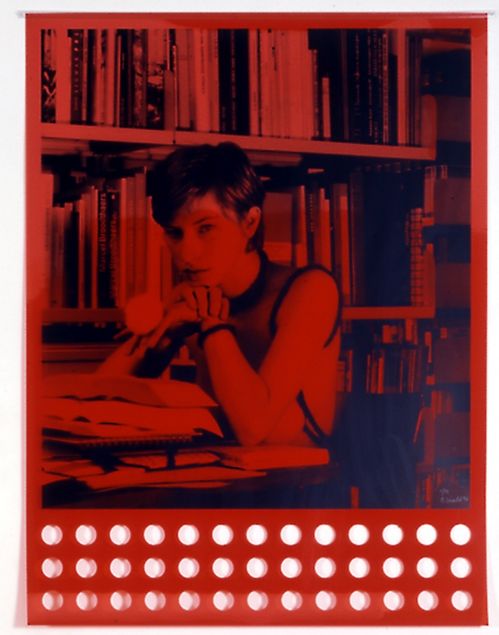 Siebdruck eines Fotos einer jungen Frau in in einer Bibliothek in Graustufen auf roter, transparenter Folie mit runden Ausstanzungen am unteren Bildrand.