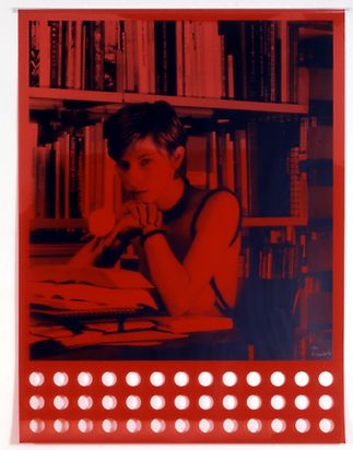Siebdruck eines Fotos einer jungen Frau in in einer Bibliothek in Graustufen auf roter, transparenter Folie mit runden Ausstanzungen am unteren Bildrand.