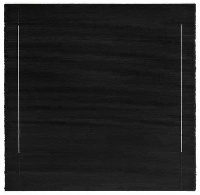 [Translate to Leichte Sprache:] Ein mit schwarzem Wollfaden horizontal umwickeltes Quadrat, das links und rechts je mit einem weißen Wollfaden vertikal durchzogen ist.