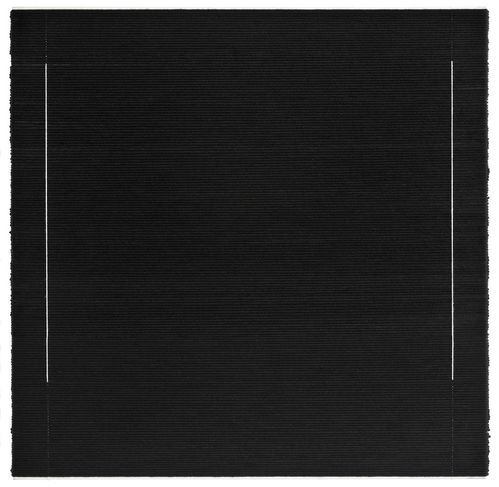 [Translate to Leichte Sprache:] Ein mit schwarzem Wollfaden horizontal umwickeltes Quadrat, das links und rechts je mit einem weißen Wollfaden vertikal durchzogen ist.