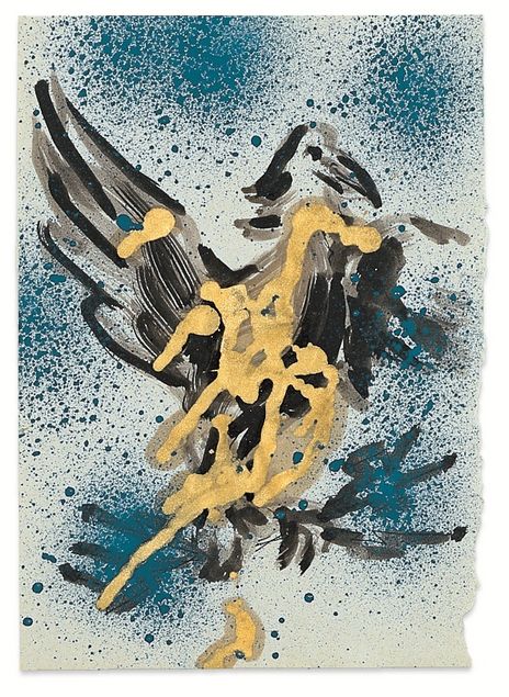 Ein abstrahiertes, schemenhaftes geflügeltes Wesen in schwarzer und goldener Farbe, dahinter blaue Farbklekse.