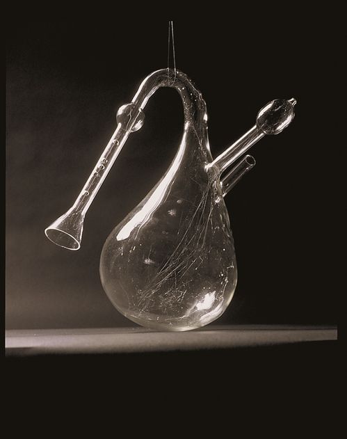Ein gläsernes kürbisförmiges Objekt ähnlich einem "Goethe-Barometer" mit zwei schmäleren Zuläufen.