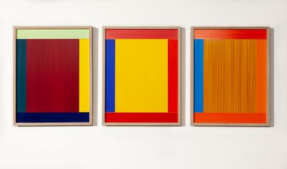 3 minimalistisch-abstrakte Bilder hängen nebeneinander. Variationen eines monochromen Rechteckes, flankiert von einem Rand in einer weiteren Farbe auf jeder Seite. 