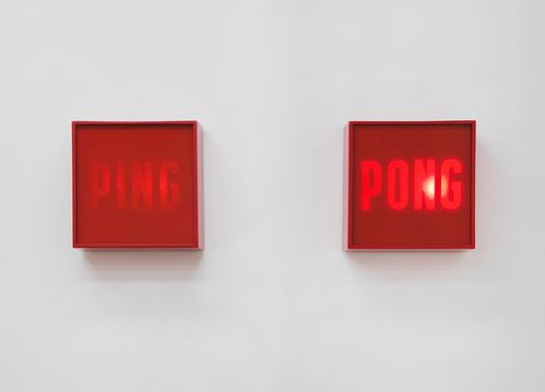© Alighiero Boetti, VG BILD-KUNST Bonn, photo: Tate Images Zwei rote quadratische Leuchtkästen an einer weißen Wand, links mit dem aufgeprägten Wort "PING", rechts leuchtend mit dem Wort "PONG".