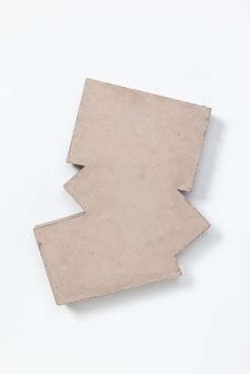 Dreidimensionales graues Wandobjekt mit unregelmäßigem Umriss.