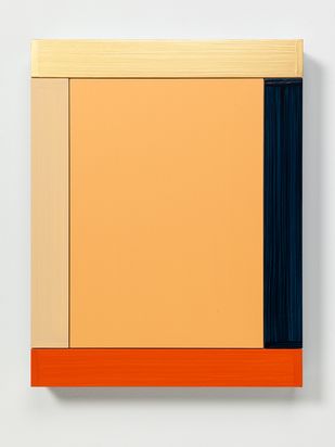 Minimalistisch-abstraktes Wandobjekt. Variationen eines monochromen Rechteckes, flankiert von einem Rand in einer weiteren Farbe auf jeder Seite. 