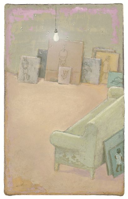 Eine Interieurszene zeigt ein Sofa in einem Raum, an dessen Wand viele bemalte Leinwände stehen, von oben leuchtet eine Glühbirne.