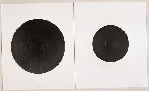 Zweiteiliges Werk aus Heliogravüren, die jeweils mittig eine größere sowie eine kleinere herdplattenähnliche schwarze Kreisform zeigen.