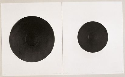 Zweiteiliges Werk aus Heliogravüren, die jeweils mittig eine größere sowie eine kleinere herdplattenähnliche schwarze Kreisform zeigen.