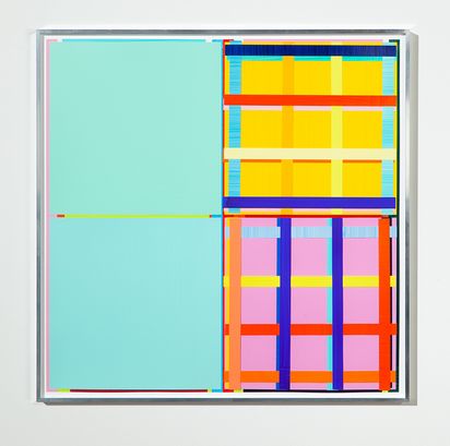 Geometrisch-minimalistische Collage. ein Quadrat besteht aus vier quadratischen Flächen mit unterscheidlicher Farbgebung. Die zwei rechten Felder sind mit einem Gitter aus bunten Streifen überklebt. Die dominanten Farben sind türkis, gelb und rosa.