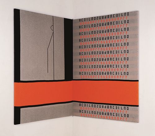 Zwei über Eck gehängte Leinwände mit einem Strickstück bespannt das in orangene, schwarze und graue Farbfelder unterteilt ist. Auf der rechten Seite steht ein sich wiederholender, rätselhafter Code aus Buchstaben.