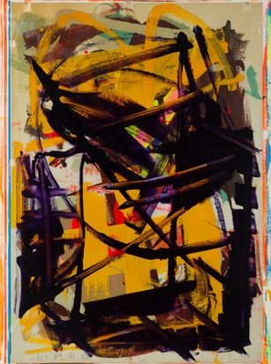 Abstrakte Malerei mit starken dunklen Pinselstrichen über ockergelben und anderen Farbflächen.