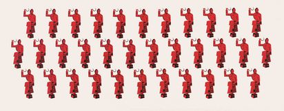 Sich wiederholendes Muster einer Frauengestalt, die eine Sichel erhebt, aus collagenartigen Ausschnitten.