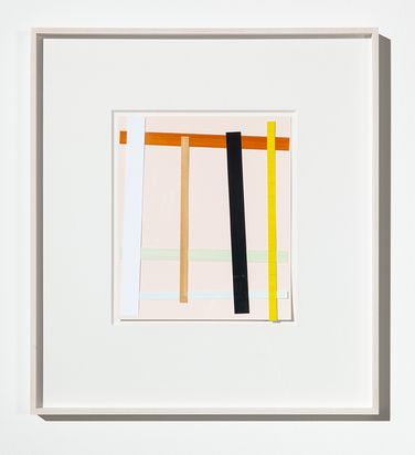 Minimalistisch-abstrakte Collage. Variation eines monochromen Rechtecks, auf das ein Gitter aus bunten Papiersteifen geklebt wurde.