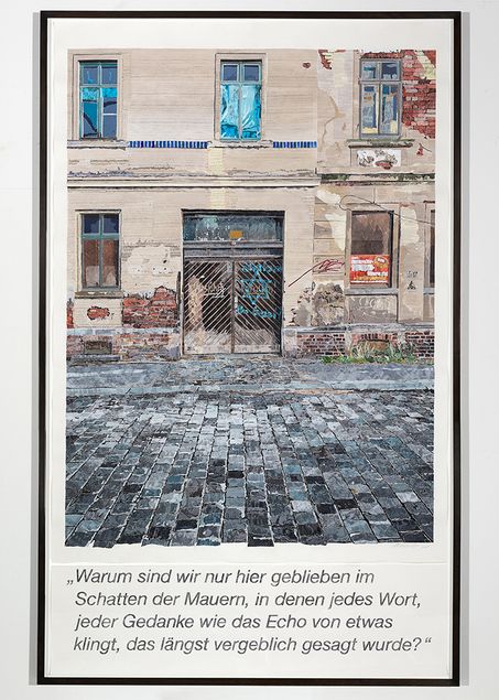 Ansicht einer gepflasterten Straße und heruntergekommener Hausfassade. Auf einem Tor ist ein blauer Davidstern mit einer nicht lesbaren Schrift. Unter dem Bild steht der Text: "Warum sind wir nur hier geblieben im Schatten der Mauern, in denen jedes Wore, jeder Gedanke wie das Echo von etwas klingt, das längst vergeblich gesagt wurde?"