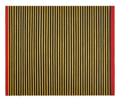 Ein querformatiges Rechteck, dass streifenweise mit bunten Wollfäden umwickelt ist. Am linken und rechten Rand befinden sich zwei rote Streifen aus Wollfäden, im Mittelfeld wechseln sich gelbe und schwarze schmale Streifen aus Wollfäden ab.