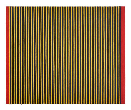 Ein querformatiges Rechteck, dass streifenweise mit bunten Wollfäden umwickelt ist. Am linken und rechten Rand befinden sich zwei rote Streifen aus Wollfäden, im Mittelfeld wechseln sich gelbe und schwarze schmale Streifen aus Wollfäden ab.