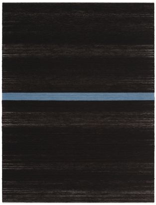 Ein mit schwarzem Wollfaden horizontal umwickeltes Rechteck. Der schwarze Wollfaden wird etwa mittig durch einen graublauen Wollfaden unterbrochen. Streifenweise scheint die weiße Grundplatte durch.