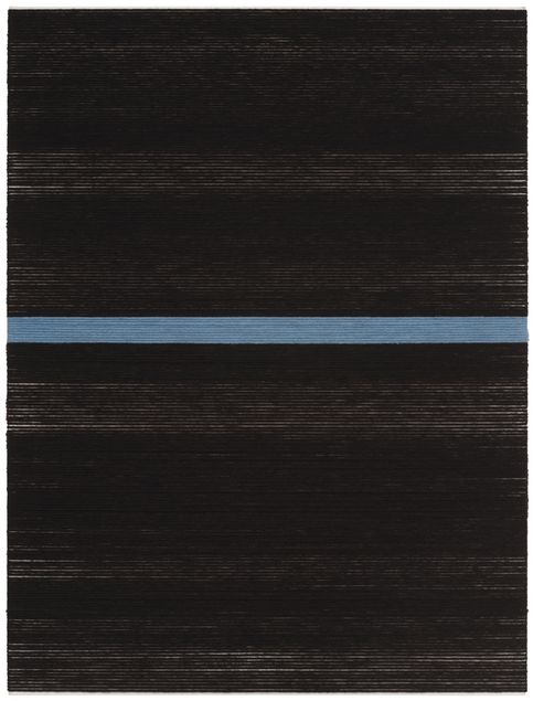 Ein mit schwarzem Wollfaden horizontal umwickeltes Rechteck. Der schwarze Wollfaden wird etwa mittig durch einen graublauen Wollfaden unterbrochen. Streifenweise scheint die weiße Grundplatte durch.