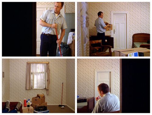 Juxtaposition of 4 scenes. In an apartment with floral wallpaper, a man sweeps the floor, carries a cardboard box, rests on a sofa and eats an apple