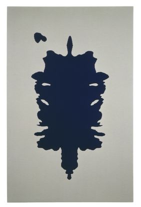 Eine blaue kleksartige Form ähnlich wie eines Rohrschach-Bildes.