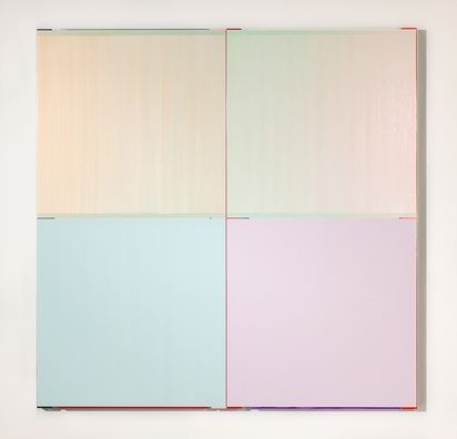 Geometrisch-minimalistisches Quadrat, das aus vier quadratischen Feldern mit unterschiedlciher Farbgebung besteht. Alle Felder sind in Pastelltönen gehalten (gelb, grün, hellblau und rosa).